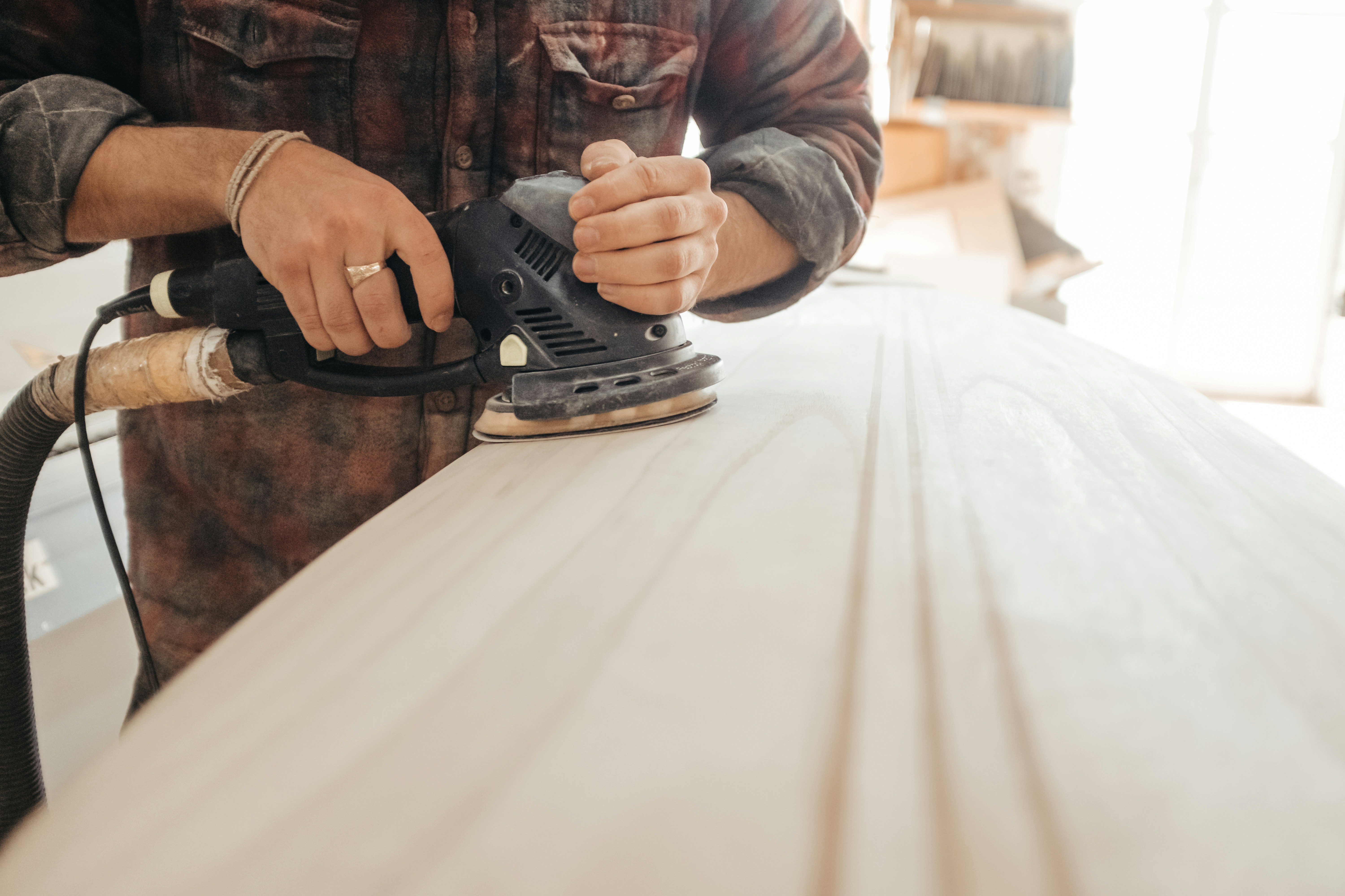 Menuisier travaillant le bois dans son atelier